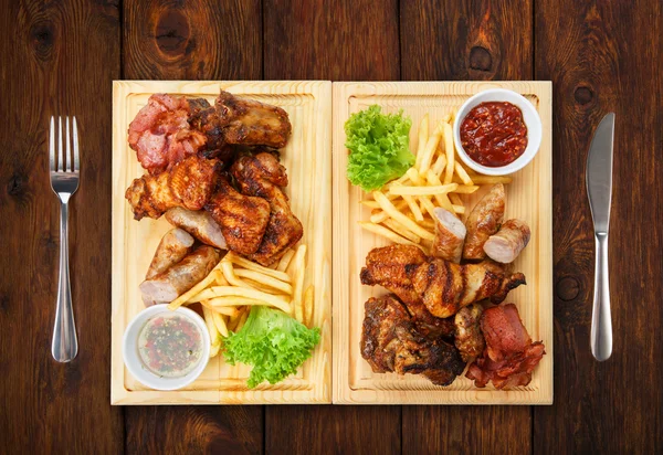 Restaurant food isolated - grilled meat assortment served on woo — Stock Photo, Image