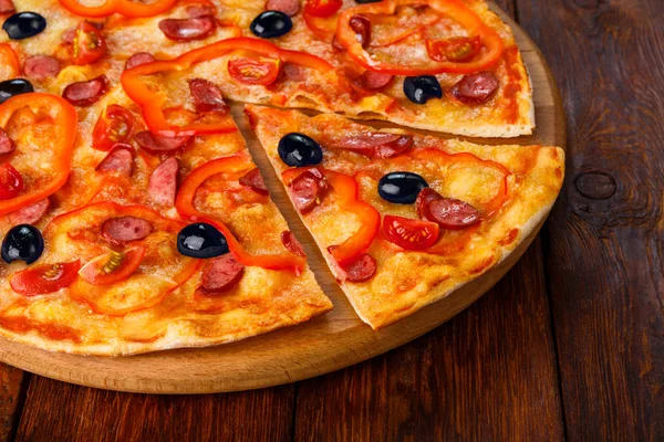 Sosis, biber ve zeytin lezzetli pizza