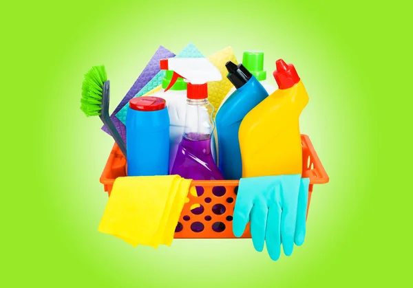 Verscheidenheid van schoonmaakproducten in een mand — Stockfoto