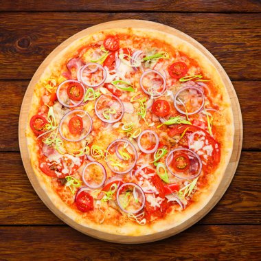 Soğan, pastırma ve kiraz domates ile lezzetli pizza
