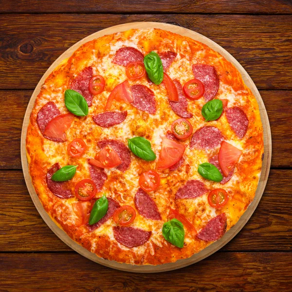 Leckere Pizza mit Salami und Kirschtomaten — Stockfoto