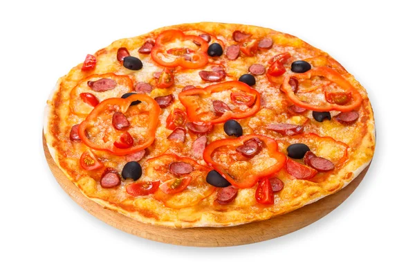 Deliziosa pizza con salsicce, peperoni e olive — Foto Stock