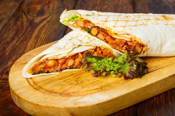 Burritos com chili con carne na mesa de madeira — Fotografia de Stock