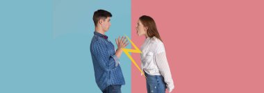 İki kişi ayrı durur, biri üzgün görünürken diğeri savunmacı görünür. Arkaplan, etkileşimlerindeki gerilim ve duyguyu vurgulayan zıt renkleri içerir..