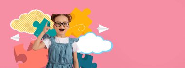 Genç bir çocuk aktif olarak okulda parlak bir kolaj yapmakla meşgul. Etrafı renkli yapboz parçaları ve neşeli bulut tasarımlarıyla çevrili çocuk heyecanını dile getiriyor..