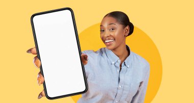 Neşeli bir yüzü olan bir kadın akıllı bir telefonu kaldırır, boş bir ekranı ortaya çıkarır, neşeli sarı bir arkaplana karşı kurulur. Sahne enerji ve pozitiflik taşır..