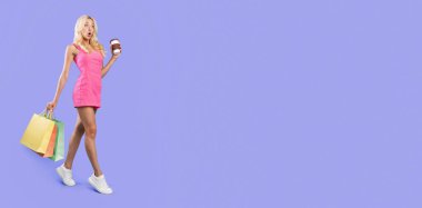 Vay canına, Big Sales. Heyecanlı Sarışın Kadın, alışveriş torbaları ve kahve bardağını elinde tutuyor. Reklam için bedava bir yer arıyor. Mavi Stüdyo Duvarı 'nın üzerinde izole edilmiş, Boşluk Boşluğu Kopyala, Tam Vücut Uzunluğu