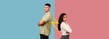 Bir erkek ve bir kadın sırt sırta vererek vücut dillerinde gerilimi ifade ediyorlar. Sahne bir tarafı maviyle, diğer tarafı pembeyle bölünmüş, duygusal mesafelerini vurguluyor..