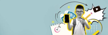 Gözlüklü genç bir çocuk akıllı telefonu tutarken gülümsüyor ve işaret ediyor. Arka planda renkli karalamalar ve spor malzemeleri ve kırtasiye malzemesi gibi semboller yer alıyor ve eğlenceli bir atmosfer yaratıyor..