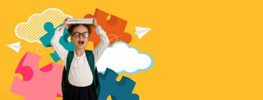 Neşeli bir çocuk kafasında kitaplar tutuyor renkli bir okul ortamında sevinçlerini ifade ediyor. Parlak bulmaca parçaları ve bulutlar öğrenmeyi ve yaratıcılığı sembolize eden eğlenceli bir arkaplan oluşturur..