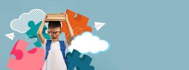 Gözlüklü genç bir çocuk gururla elinde kitaplarla ayakta duruyor. Sırt çantası takıyor ve gülümsüyor. Etrafı renkli bulmaca parçalarıyla ve yaratıcı bir okul ortamında bulutlarla çevrili..