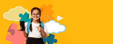 Neşeli bir çocuk sırt çantasıyla duruyor, akıllı telefonu işaret ediyor. Arka planda, neşeli bir okul atmosferini yakalayan canlı bulmaca parçaları ve bulutlar yer alıyor..