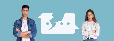 Mozaik, iki insanın çapraz kollarla yan yana durup gerginlik gösterdiğini gösteriyor. Farklı görüşleri var gibi görünüyor, sakin ve tarafsız bir ortamda duygusal mesafelerini vurguluyorlar..