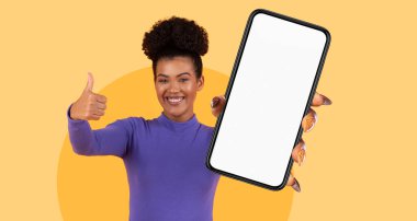 Genç bir kadın akıllı bir telefonu dışarıya doğru tutarken, boş bir ekranı göstererek güvenle gülümsüyor. Onayını ve pozitifliğini belirterek, parlak bir zemin hazırladı..