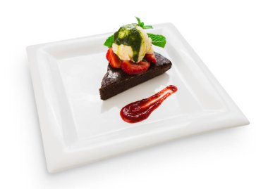 Restoran tatlısı- dondurmalı kek ve kare tabakta çilek soslu taze çilek, izole edilmiş.