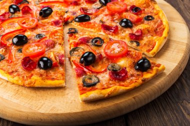 Lezzetli İtalyan pizza salam sucuk, domates ve Siyah Zeytin - pasta kabuk ahşap masa arka plan, ince