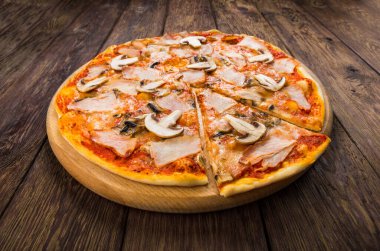 Güzel pizza mantar ve Füme tavuk eti - kesilmiş parça ile ahşap arka plan izole pasta kabuk ince