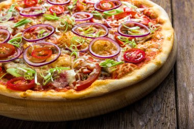 Wood, cherry domates, soğan, pastırma ile lezzetli pizza ince pasta kabuk, portre