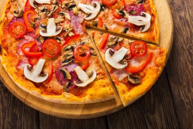 Güzel pizza mantar ve Sucuklu - kesilmiş parça ile ahşap arka plan izole pasta kabuk ince
