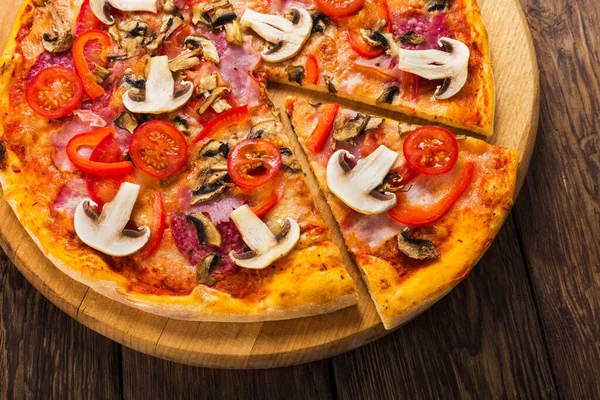 Güzel pizza mantar ve Sucuklu - kesilmiş parça ile ahşap arka plan izole pasta kabuk ince