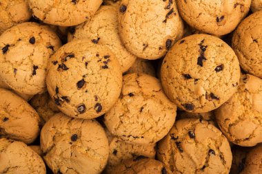 Kurabiye arka planı. Çikolata parçacıklı bisküvi desenli arka plan. Şişmanlatıcı tatlılar konsepti