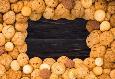Tanımlama bilgilerini çerçeve arka plan. Kopya alanı ile kahverengi rustik ahşap üzerine bisküvi tatlı çikolata cips.