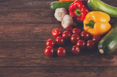 Sağlıklı sebze rustik ahşap zemin üzerinde. Vejetaryen yemek malzemeler