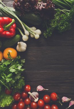 Sağlıklı sebze rustik ahşap zemin üzerinde. Vejetaryen yemek malzemeler, dikey