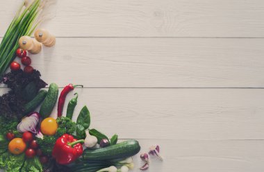 Beyaz ahşap zemin üzerinde taze sebze. Mockup menü veya tarifi