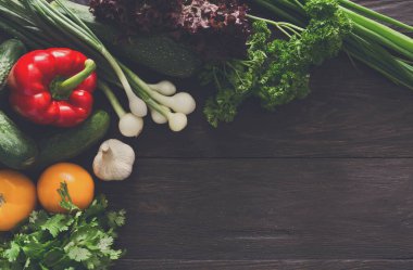 Ahşap arka plan üzerinde taze organik sebze sınır. Sağlıklı doğal gıda kopya alanı rustik ahşap tablo. İtalyan mutfağı malzemeler yumuşak tonlama üstten görünüm pişirme