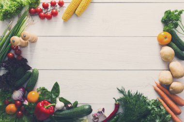 Beyaz ahşap zemin üzerinde taze organik sebze sınır. Tablo kopya alanı ile sağlıklı doğal gıda. Üstten Görünüm, mockup tarifi veya menü maddeleri yemek