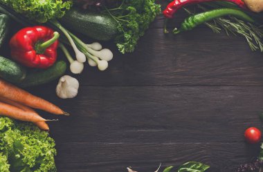 Taze organik sebze ahşap arka plan üzerinde sol tarafında sınır. Sağlıklı doğal gıda kopya alanı rustik ahşap tablo. İtalyan mutfağı malzemeler yumuşak tonlama, üstten görünüm pişirme filtre