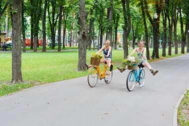 Mutlu kız Bisiklet eğleniyor. Arkadaşlar, gençlik ve mutluluk, etkin yaz eğlence parkı kavram.