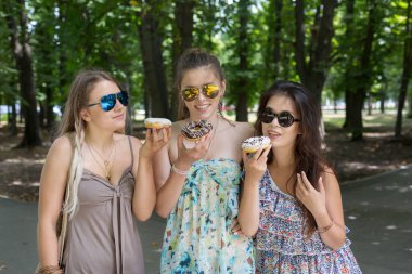 Kahve paket servisi olan restoran ile eğleniyor. Genç kız selfie yapma yaz şehir