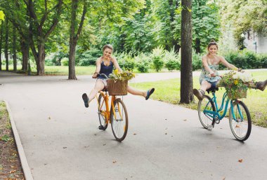 Mutlu kız Bisiklet eğleniyor. Arkadaşlar, gençlik ve mutluluk, etkin yaz eğlence parkı kavram.