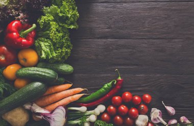 Sınır taze organik sebze rustik ahşap zemin üzerinde. Tablo kopya alanı ile sağlıklı doğal gıda. Üstten Görünüm, mockup tarifi veya menü maddeleri yemek