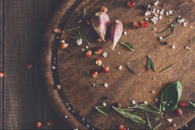 İtalyan yemek madde kavramı kopya alanı, Wood, üstten görünüm ile filtre. Boş kesme tahtası arka plan dağınık baharat, ot, Yeşiller ve sarımsak ile.