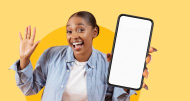 Neşeli bir birey boş bir akıllı telefonu tutarken elini sallıyor. Parlak sarı arka plan, sahneye canlı bir dokunuş ekliyor, çekici bir atmosfer yaratıyor..