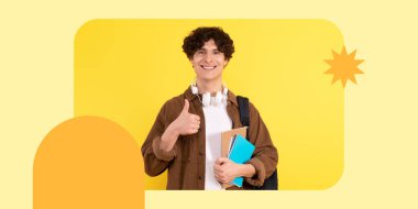 Genç bir öğrenci parlak sarı bir arka plana karşı duruyor, gülümsüyor ve başparmak işareti yapıyor. Not defteri taşıyor ve kulaklık takıyor. Öğrenmeye karşı mutlu ve olumlu bir tavır sergiliyor..