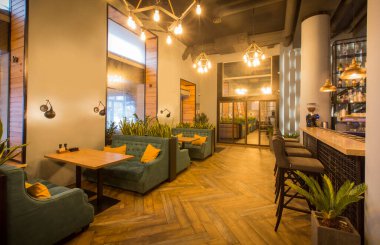 Kafenin içi ahşap, fotokopi odası. Rahat modern yemek yeri, çağdaş tasarım arka planı