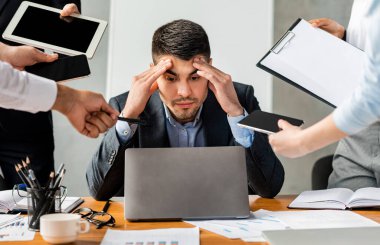 Çoklu Görev Konsepti. Çok çalışan iş adamı dizüstü bilgisayarında çok yoğun çalışıyor Modern Ofiste birden fazla görev.