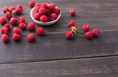 Rustik ahşap arka plan üzerinde kopya alanı ile Ahududu kase.