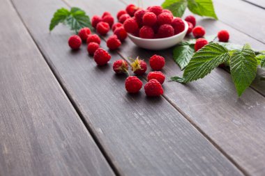 Rustik ahşap arka plan üzerinde kopya alanı ile Ahududu kase.