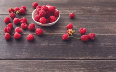 Rustik ahşap arka plan üzerinde kopya alanı ile Ahududu kase.