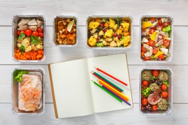 Diyet planı mockup sağlıklı Restoran gıda teslim ile. Doğal organik fitness beslenme diyet için. Günlük yemekler de ahşap beyaz kopya alanı ile folyo kutularındaki. Üstten Görünüm, düz yatıyordu