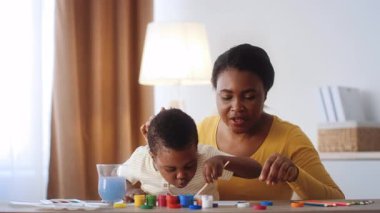 Sevgi dolu bir anne, genç oğluyla evde yaratıcı aktiviteler yapar..