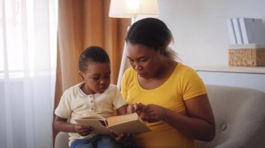 Sıcak ve davetkar bir evde, bir anne genç oğluyla ilgi çekici bir hikaye paylaşır. Birlikte kitap okumanın ve bağ kurmanın hazzına dalmış, rahat bir kanepeye otururlar..