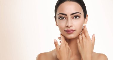 Huzurlu kadın yumuşak tenine dokunuyor.