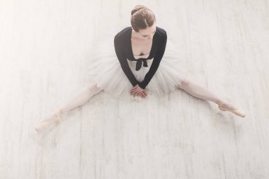 Klasik bale dansçısı. Güzel zarif ballerine tutu etek pratikte bale pozisyon, beyaz üzerine üstten görünüm bölme