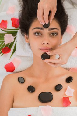 Siyah Mermer taş Spa'da masaj yüz. Bayan hasta Sağlık Merkezi. Üstten Görünüm